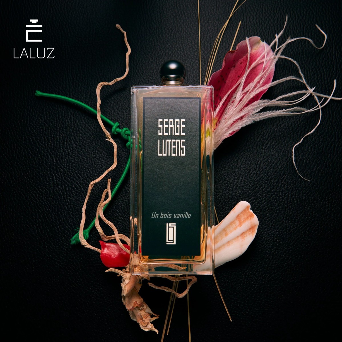 Perfume Serge Lutens  Un Bois Vanille nổi bật với hương hoa truyền thống