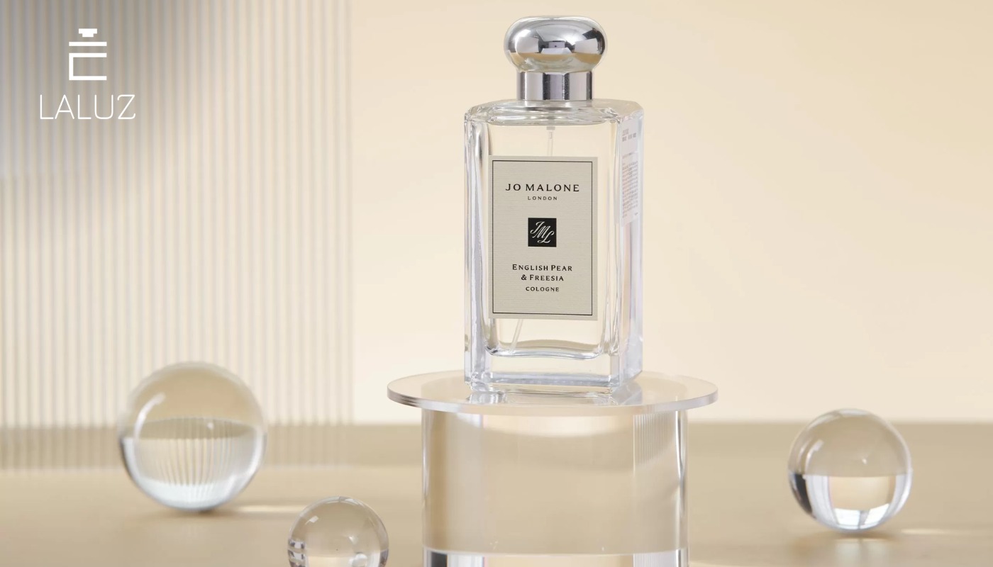 Jo Malone London English Pear & Freesia Cologne gợi sự tinh tế, sang trọng