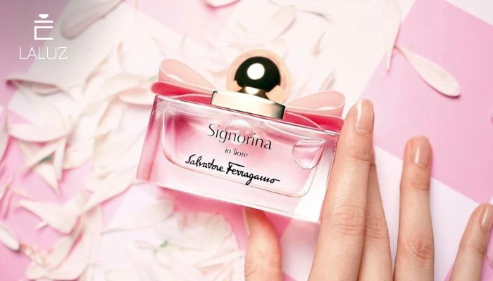 Salvatore Ferragamo Signorina EDP nổi bật với hương hoa chủ đạo